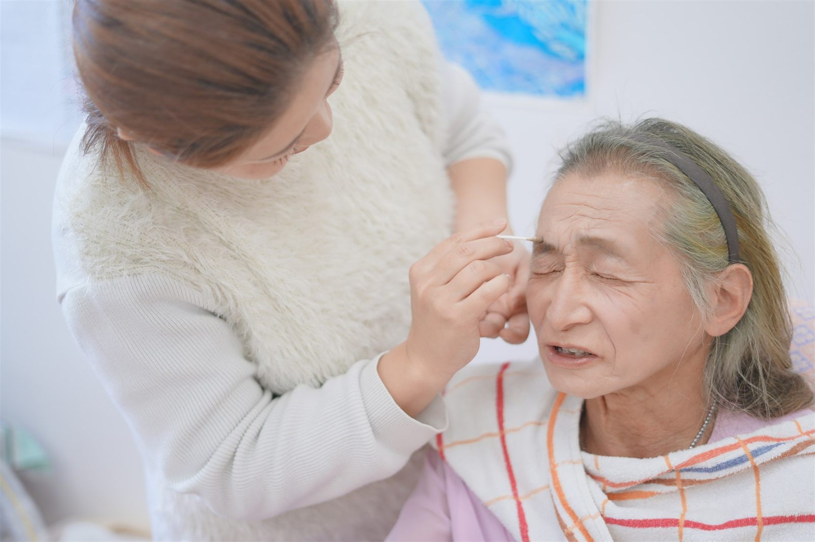 お顔まわりのケアの様子