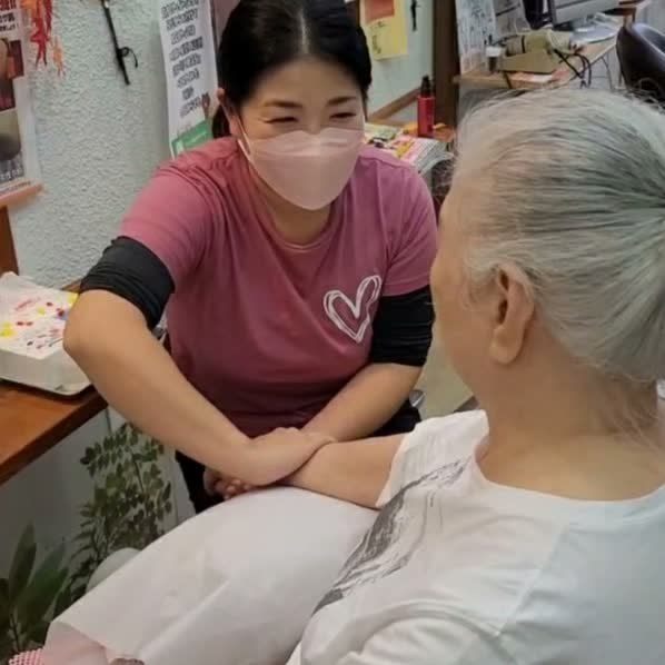 手を取り合うハンドケア